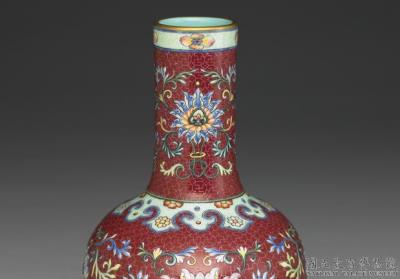 图片[2]-Mallet-shaped vase in yang-ts’ai enamels with incised red ground pattern of flower brocade 1743 (Ch’ien-lung reign)-China Archive